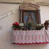 La Madonna addolorata di Piazza Odegitria, al riparo dell'arco della Neve, risalente al XIX secolo